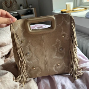 Maje väska  - Använd 3 gånger, man får med allt, möts helst upp i Stockholm. Köpt i Spanien, marbella 