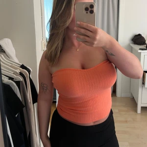 Tubtopp - Orange/rosa tubtopp. Ribbat material och tunn i tyget. Strechig och bekväm