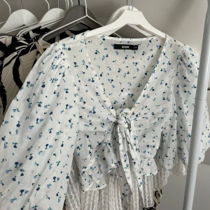 Bikbok blus - Säljer denna fina blus från bikbok, otroligt fin och somrig men kommer inte till användning, nyskick och finns inga defekter!