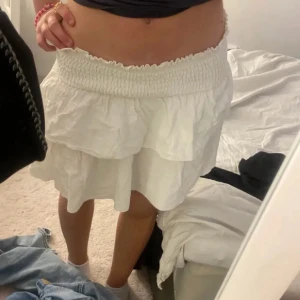 Vit volangkjol - En helt ny vit volang kjol i storlek S som inte har kommit till användning 💗