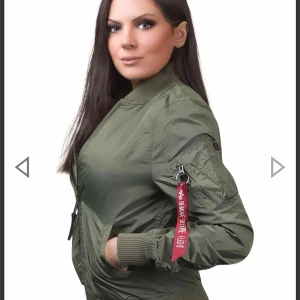 Bomberjacka Alpha Industries - Storlek XS men passar även en S, som ny. Nypris är 1999kr, mitt pris är 350.  Frakt står köparen för, jag föredrar att frakta spårbart 🥰