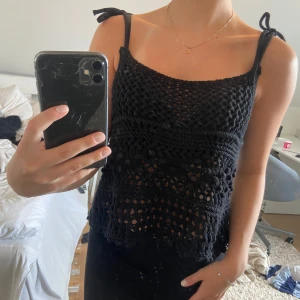 Zara stickad Topp - Stickad och söt topp ifrån Zara! Använt endast 2 gånger och finns inga tecken på användning!🖤