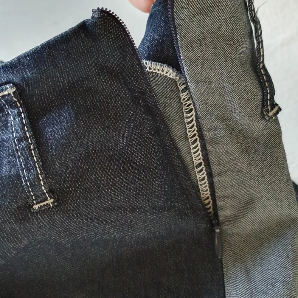 En denimkjol från O.N.L.Y. i storlek M. Kjolen har ett blockmönster i olika nyanser av blått och är tillverkad av 100% bomull. Den har detaljer som bälteshällor och en dragkedja på sidan 💖💖 Kan MÖTAS upp i sthlm!. Hameet.
