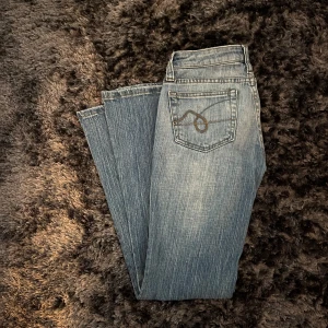 Lowwaistjeans ljusblå - Midja: 80cm  Innerben: ca 72 cm
