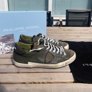 Philippe model - Säljer nu mina Philippe models i den eftertraktade färgen khaki som är i storlek 41,5 passar 42 skicket på dem är 8/10 det fås med box och dustbag retail på dessa ligger runt 3300+ så riktigt bra deal vid fler frågor eller funderingar kontakta mig 