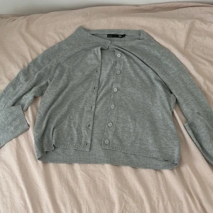 Stickad Kofta - Trendig finstickad kofta ”Stine” från lager 157 i färgen Grey Melange. Aldrig använd då den inte passar mig rent storleksmässigt. Storlek L. ❤️