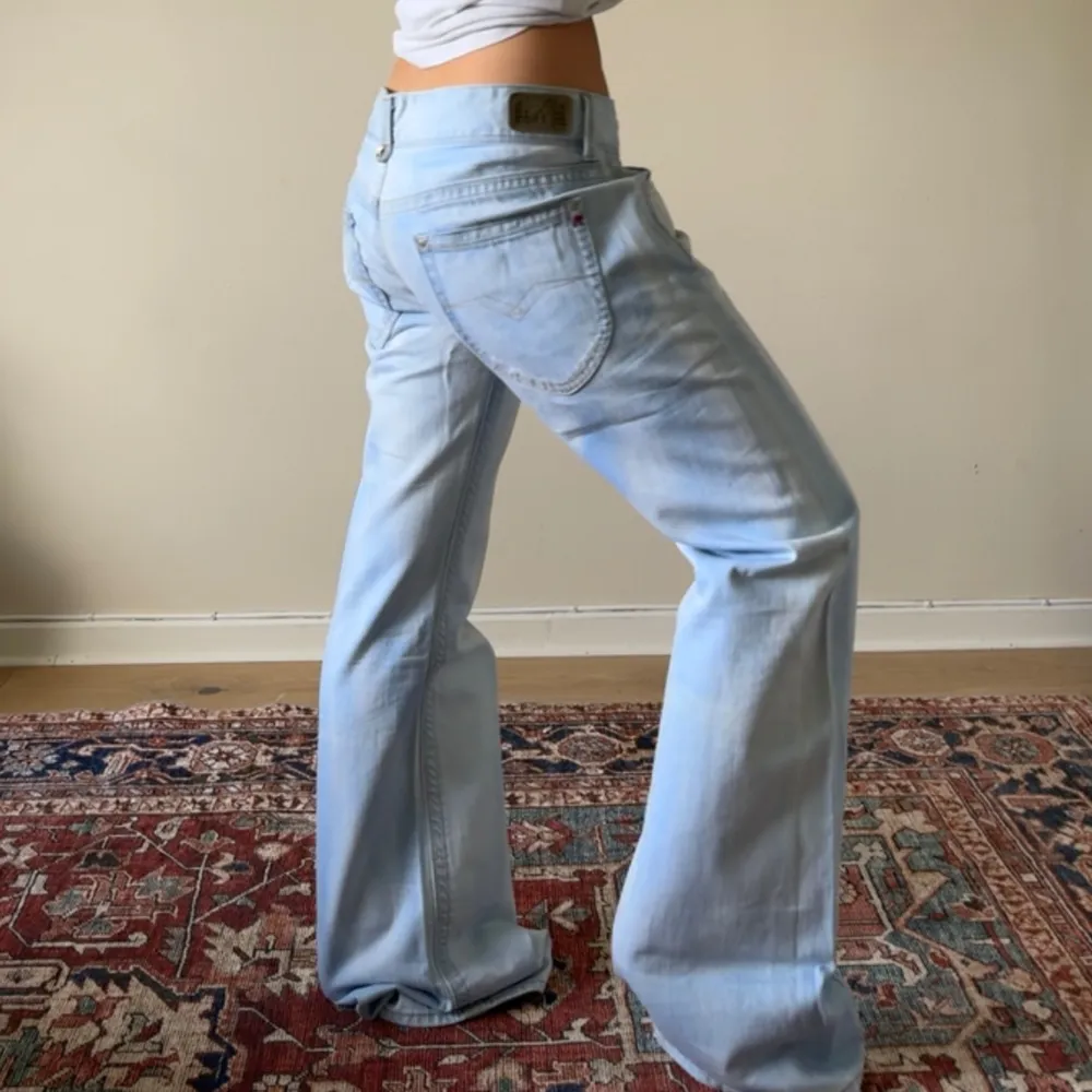 Snygga replay jeans. Midjemåttet är ca 44 cm rätt över och innerbenslängden är ca 88cm.. Jeans & Byxor.