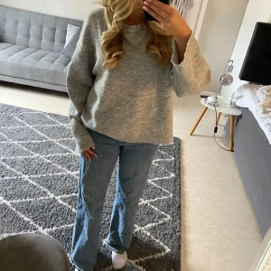 Blå jeans - Jag säljer dessa högmidjade jeans som är vida vid fötterna från hm, då jag int använt dem på ett bra tag.
