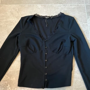 Svart långärmad tröja💞 - Söt svart långärmad tröja💘Skriv vid intresse eller frågor💘Pris kan diskuteras💖