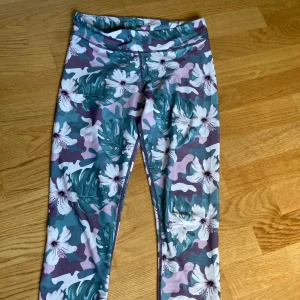 Träningstajts - Jag säljer dessa mönstrade träningstajts då de inte används längre. De är lite noppriga på vissa ställen men annars i bra skick!