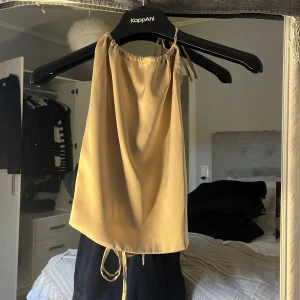 Topp - Jättefin oanvänd topp med öppen rygg,i satin men snören. Frakt står man för själv.