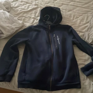 Sail racing zip - Skick 9/10 säljer min Sail racing tröja. Börjar bli liten. Använd ungefär 20-25 gånger. Inga skador på den. Pris kan diskuteras.