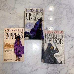 Godspeaker böcker med tre avsnitt - 3 st GODSPEAKER BÖCKER Avsnitt 1: EMPRESS Avsnitt 2: THE RIVEN KINGDOM Avsnitt 3: HAMMER OF GOD
