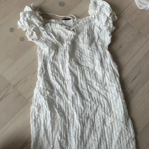 Vit sommarklänning  - Lite skrynklig men annars super fin