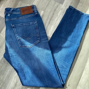 Replay jeans anbass - Tja, säljer nu dessa feta Replay jeansen i modell Anbass!  Skick 9/10 Hör av dig för minsta fundering!