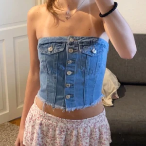 Jeans topp - Säljer denna mycket fina jeanstygen som är helt oanvänd. Toppskick