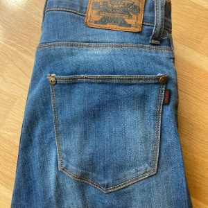 Crooker Jeans - Snygga jeans i slim fit med en mörkblå färg. De har en klassisk crooker design.   Bra skick!