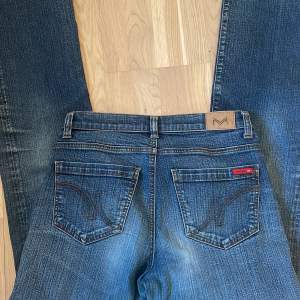 Mörkblåa och raka midwaist jeans från vero Moda men köpta second hand. Har jättecoola bakfickor. Det står i byxorna att storleken är 38/34, men det är lite oklart vilket som är waist och vilket som är length, annars är storleken ungefär en S eller M.