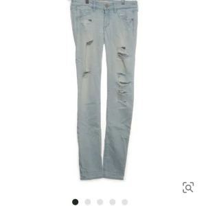Håliga jeans - Säkjer dessa jeans ja köpt på Sellpy, dom va tyvärr för små för mej. Dom är i storlek 25, midjemåttet är 70 och innerbenslängden är 83 cm☺️pris kan diskuteras vid snabb affär 