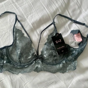 Bralette - Hunkemöller - Superfin skimrande blå/grå bralette från Hunkemöller i storlek 70C. Aldrig använd med lappar 🖤