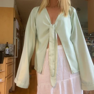 Knyt blus  - Världens finaste egendesignade topp liknande djerf avenue! Perfekt till sommaren i ett fint mintgrönt satintyg. Passar dig som har storlek xs/s💚💚