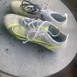 Nike mercurial vapor 40 - Okej använda fotbollsskor det finns inga defekter eller så snabb affär helst