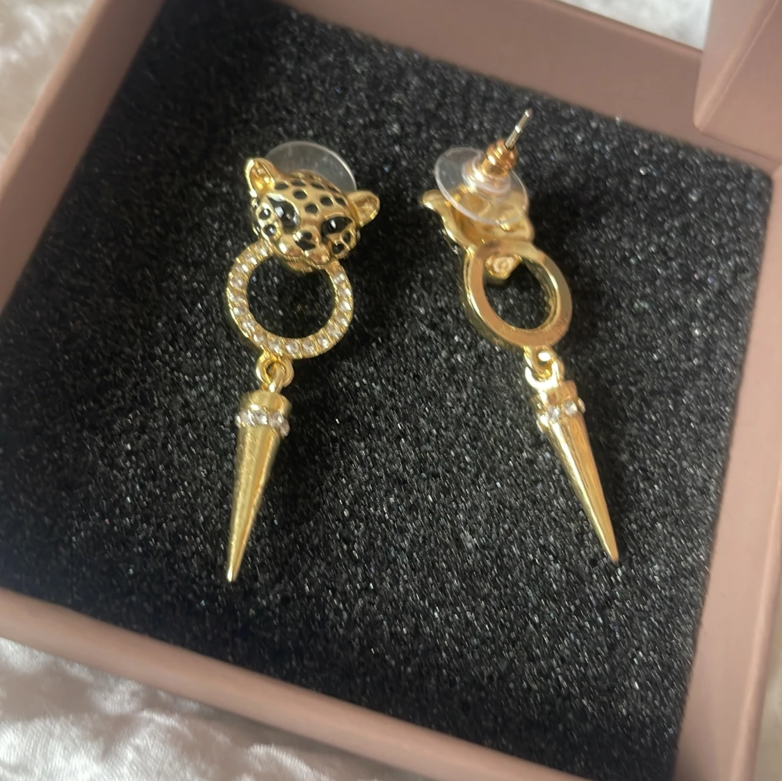 Säljer skitcoola örhängen  - 92