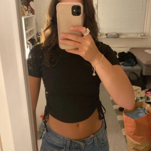 Ribbad t-shirt  - Ribbad t-shiet med snörning på sidorna. Superfin men kommer ej till användning längre 