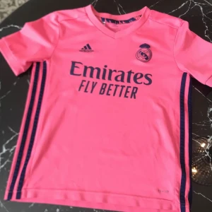 Real Madrid fotbollströja  - Jätte bra sick den är inte mycket använd säljer den för den är för liten den är äkta storlek 152 treor jag men passar 158 