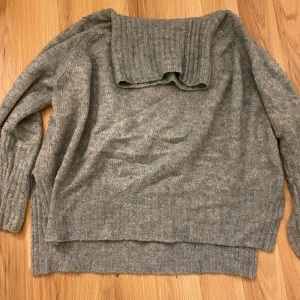 Stickad tröja  - Knappt använd 