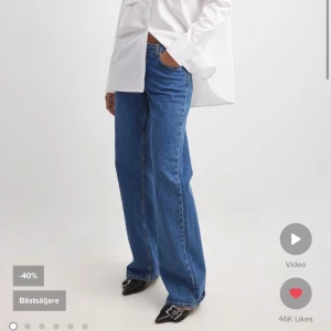 Nakd low rise jeans stl 38 - Köpte de på vinted av en annan men de var för stora för mig därsv säljer jag, någon liten vit fläck nere på benet (bild 3) men går säkert bort