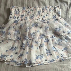 Söt blommig kjol - En fin och söt blommig kjol som endast är använd några gånger. Storlek L. 