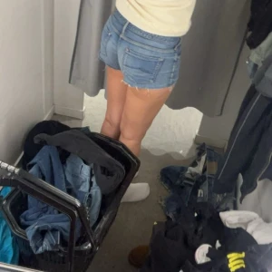 Jeans shorts - Oanvända jeans shorts, Lågmidjade, perfekta till sommaren! 