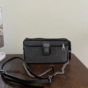 Kurt geiger väska  - Använd ett fåtal gånger, har dust bag kvar🤍kan gå ner i pris vid snabb affär 