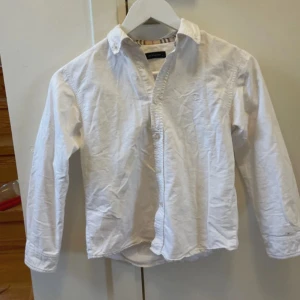 Vit skjorta Burberry - Fin exklusive skjorta från burberry. Bra skick.
