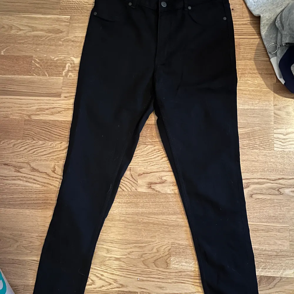 Vet inte storlek för hittar inte en lapp på byxorna men skulle tippa på att de är medium eller small. Jeans & Byxor.