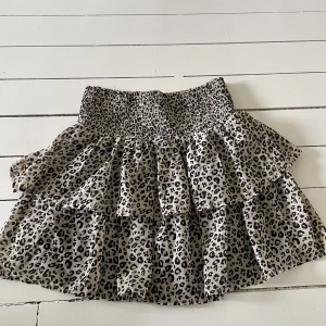 Leopard kjol🐆 - Supersöt volangkjol i leopard mönster som inte längre kommer till användning!💗Skriv för fler bilder!