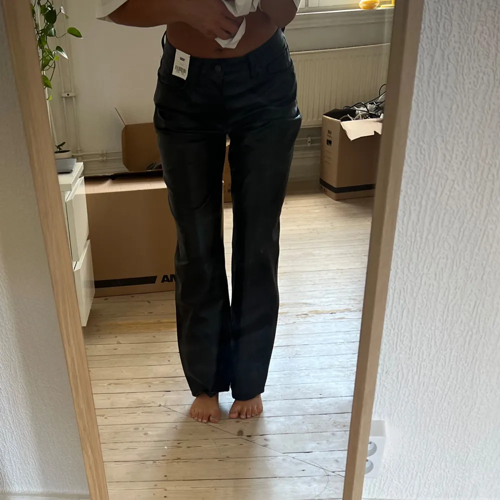 Baggy Dad Jeans i fuskläder, skönt material och supersnygga! Aldrig använda . Jeans & Byxor.