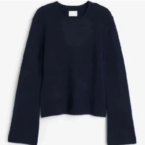 Mörkblå stickad tröja!! - En jättefin mörkblå stickad tröja! Inga hål eller liknade, har dock nopprat (inget som syns jätteväl)💓Köpt för 199. Skriv för frågor eller fler bilder! Lägg prisförslag om du vill köpa på 105kr