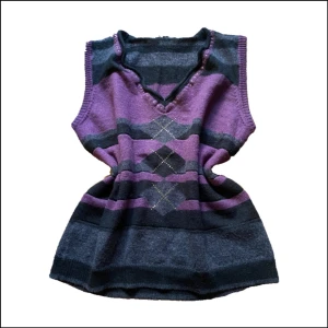 Cool unik vintage väst - Cool lila vintage väst köpt secondhand, storlek S. Möts upp på söder eller fraktas mot fraktkostnad.