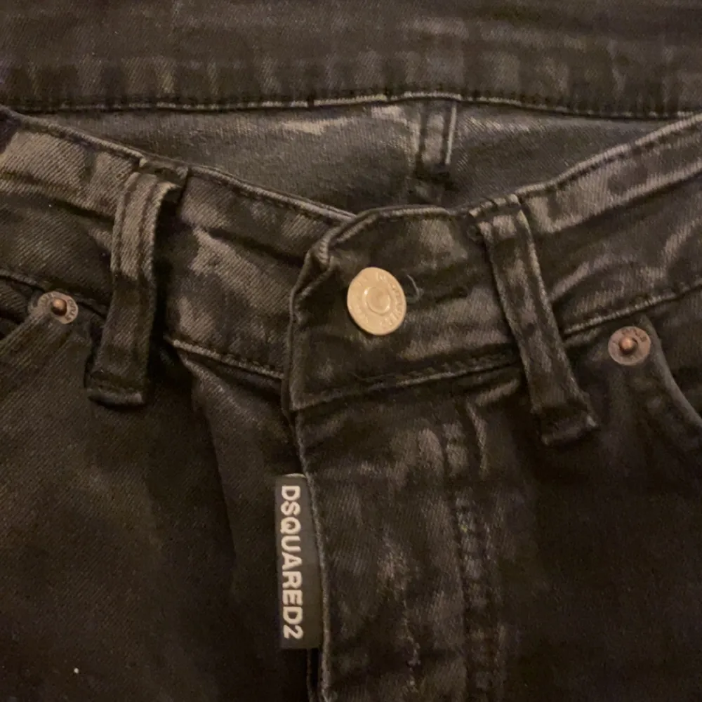 Säljer denna dsq byxa bra skick och sköna. Passar dig om du är från storlek 165-174. Jeans & Byxor.