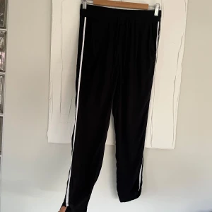 Croppade byxor - Svarta tygbyxor i strl 36. Croppade och svala. Använda inget fel på dom 🌸