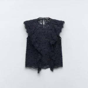 Spetsblus - Spetsblus ifrån zara, endast använd 3 gpnger🌸🦋