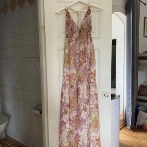 Långklänning  - Jätte fin somrig klänning ifrån zara som är helt oanvänd med prislapp kvar, nypris 629kr. Pris går att diskutera💞