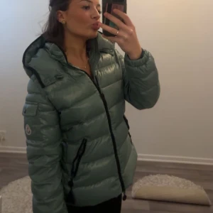 Moncler jacka  -  Moncler jacka, kids 12y = passar mig som är xxs-xs. Alla tags och scancoder osv medföljer. jackan är i toppen skick, i sista bilden så har lite av lappen lossnat.  Vid frågor, skriv 🤍🤍
