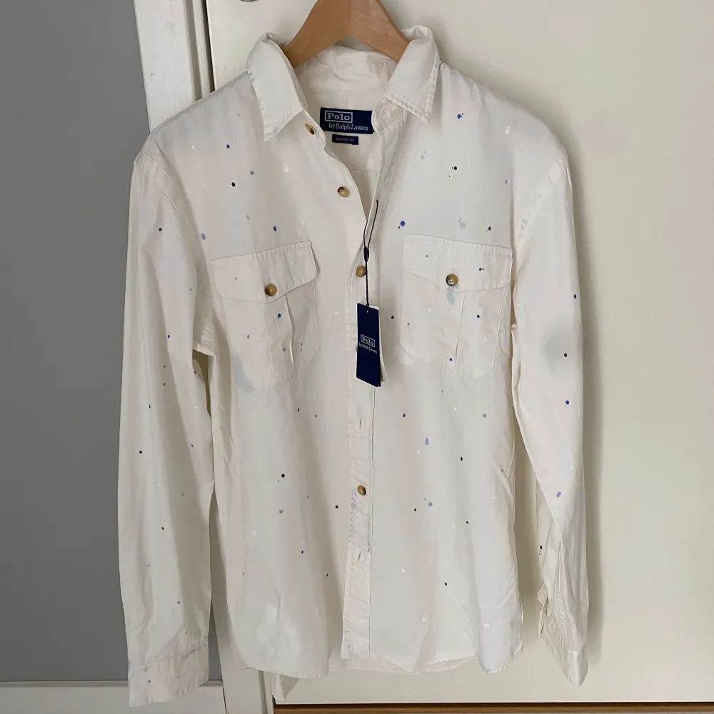 Tja! Säljer nu denna sjukt exklusiva Ralph lauren skjortan! Skjortan är i storlek M och är helt ny med tags på (oanvänd)! Nypris: 3599kr! Vårat pris: 1499kr! Skriv vid frågor eller bilder! Vid snabbaffär= bättre pris. T-shirts.