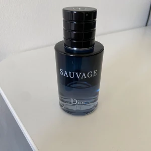 Dior sauvage eau de toilette  - Jag säljer denna för jag har fått lite andra parfymer och så använder jag inte den så mycket mer de är en 60 ml men där är kanske 25-20 ml kvar i den den kostar ungefär 990kr ny 