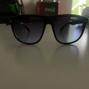 Solglasögon  - Solglasögon som är identiska till Rayban boyfriend och väldigt snygga och perfekta till sommarn. 