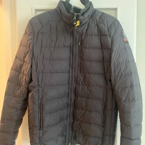Parajumper Super Lightweight Anthtacite - M - Pararajumper Super Lightweight Anthtacite i storlek M! Fint skick bara innefickan som släppt ca 1 cm i sömmen.