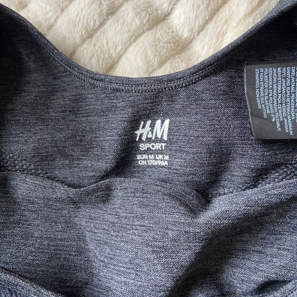 Säljer denna gråa sport-bh från H&M. Den är i storlek M men sitter som en S. Använd men i väldigt bra skick! Säljer den för 45kr. Sportswear.